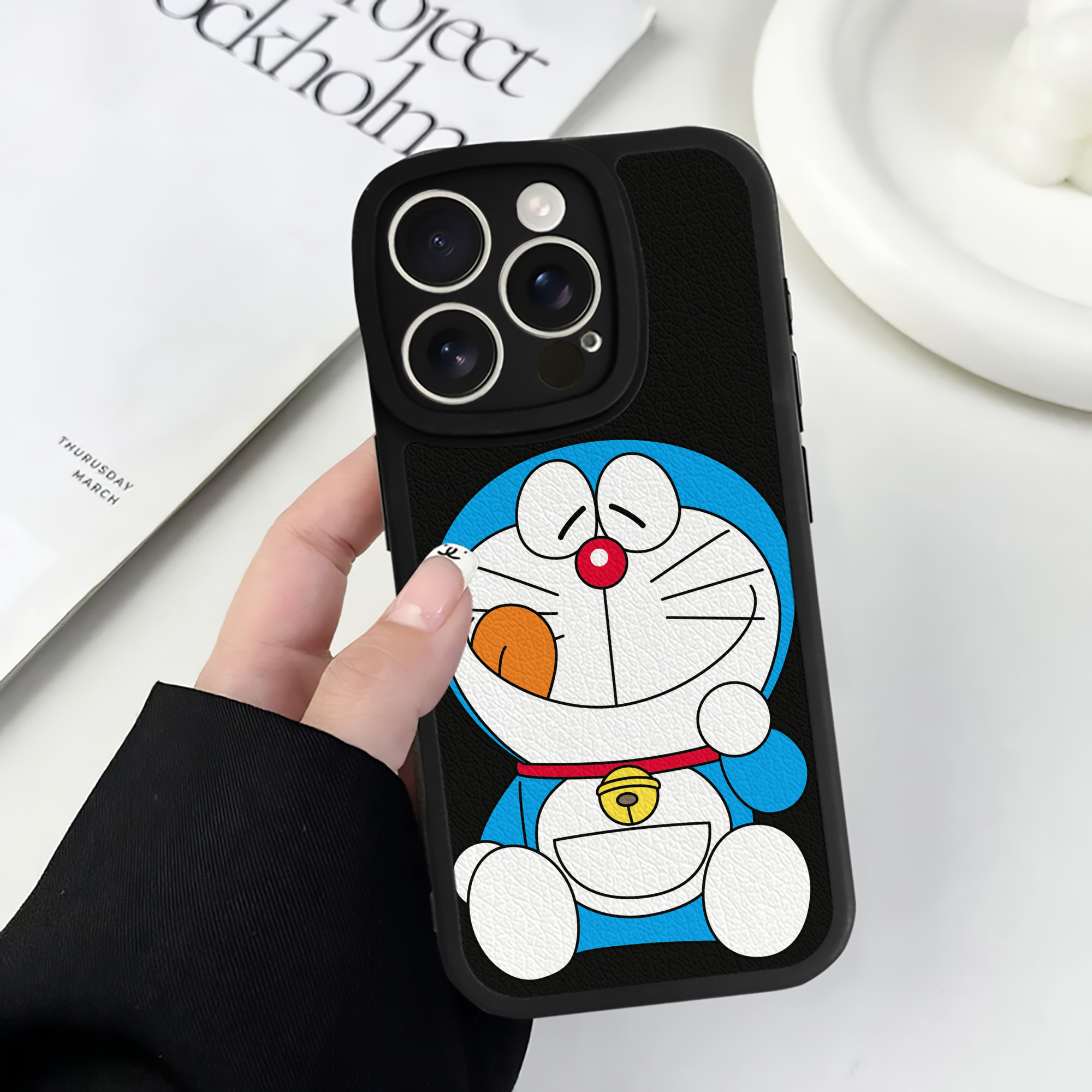 （画像用） ドラえもん Doraemon 【iPhone 16シリーズ対応】シリコンスマホケース（レザー調） 材質：シリコン
